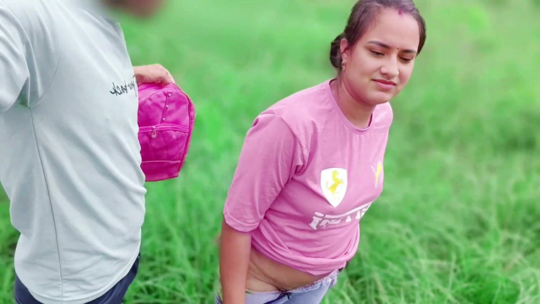 Fuckkkker: Vysokoškolačka šuká v džungli. Hindský zvuk