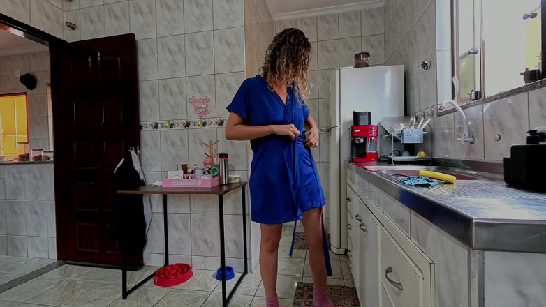 Gabi SweetCouplesStories: Luie stiefzus liet haar kutje gebruiken bij het afwassen.