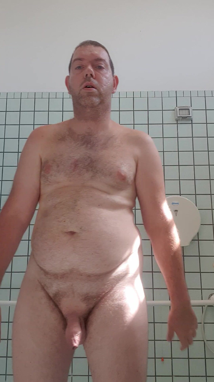 Mirko2589: Nackter Junge in öffentlicher Toilette