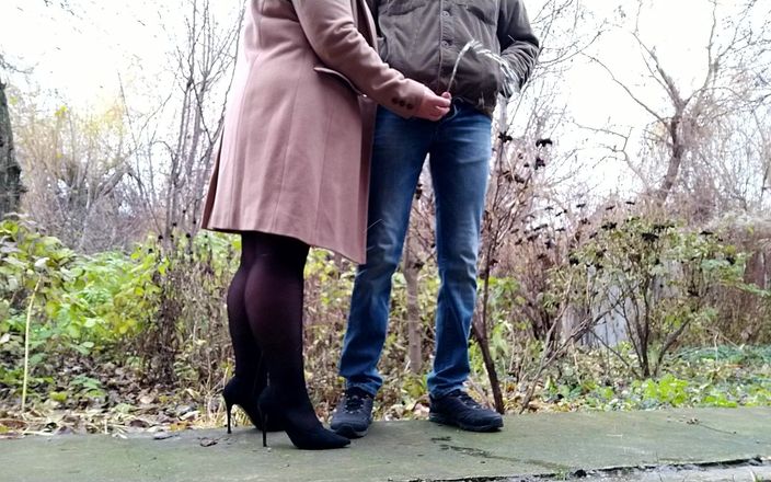 OurFetishLife: Soacrei pofticioase îi place să-l urmărească pe giner cum se pișă...