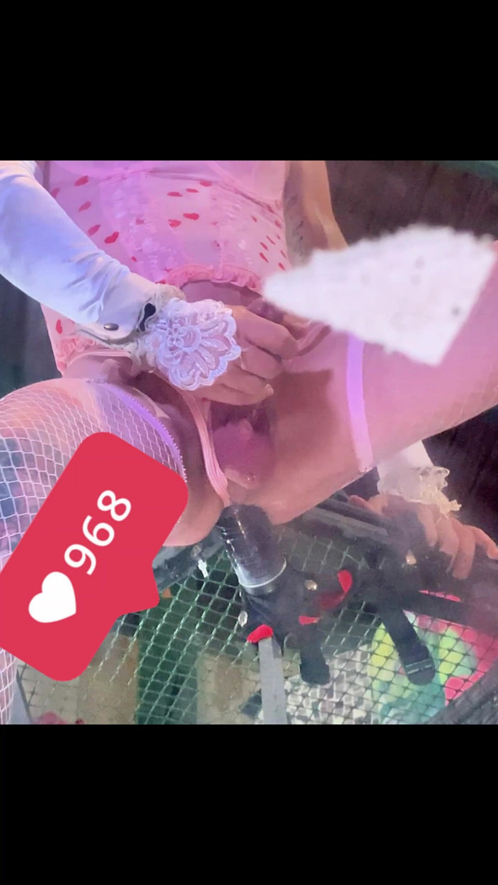 Benito414: Roze netkousen lingerie shemale berijdt zwarte dildo op de muur