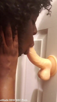 Blowjob-übung lutschen, montierter dildo
