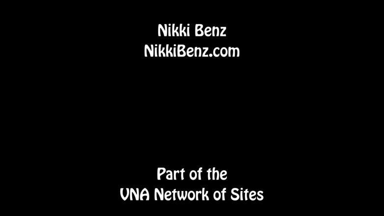 Nikki Benz: Nikki Benz bermain dengan pepek dan pancut mani di bilik...