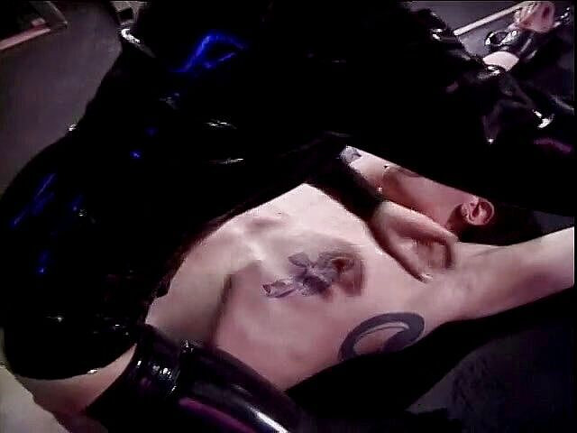 Project Femdom: 性感的女主人lola在她的奴隶身体上滴下热蜡