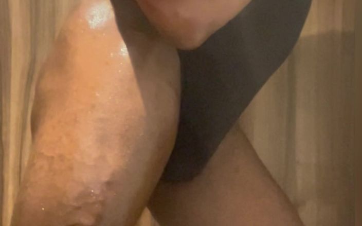 Black smoking muscle stepdad: Sesi flex &amp; mainan pasca latihan G String singlet yang diminyaki