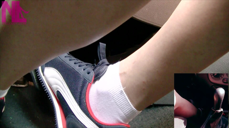 Nyllady: Jízda v modrých teniskách Nike a bílých ponožkách