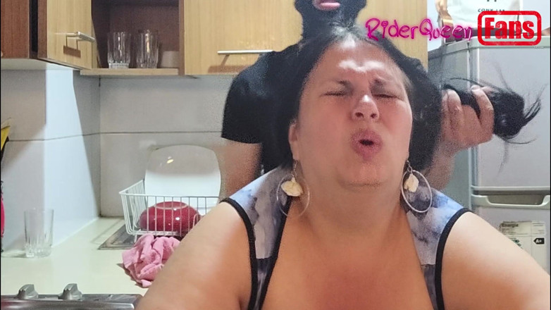 Riderqueen: ファン向け動画:仮面の若い男性がキッチンで私を犯す