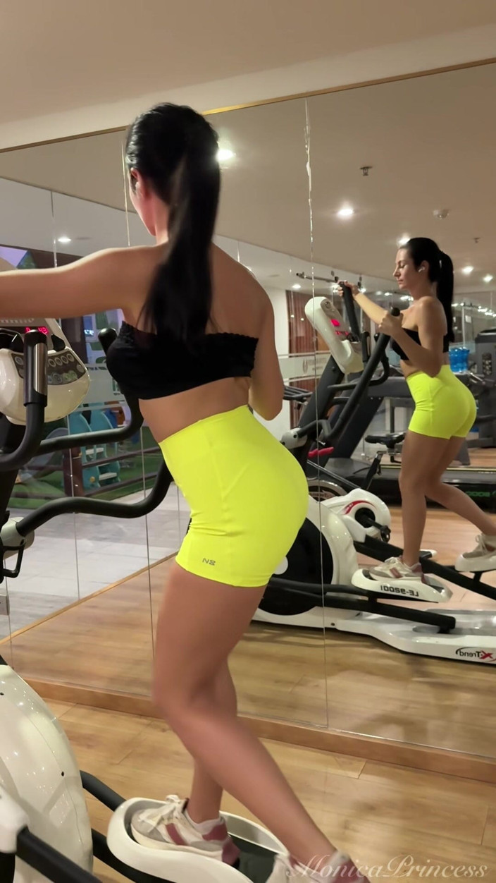 Princess Monica: Horny Fitness Babe: Close-up Ass Workout