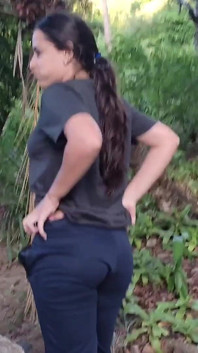 Una linda chica latina delgada camina al aire libre y muestra sus grandes tetas y culo