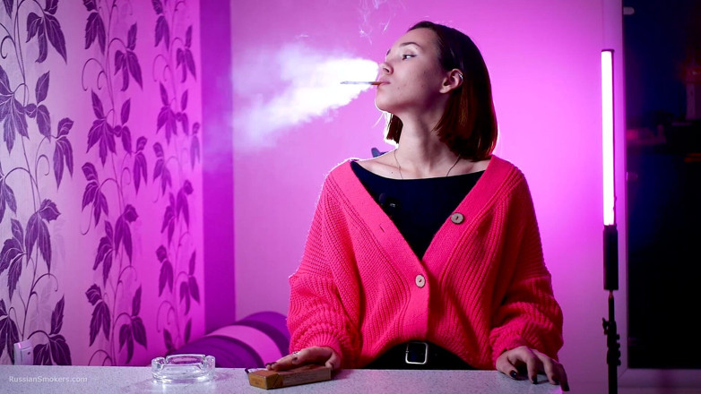 Russian Smokers: Oyuncu Rus güzel kadın sigara içiyor açık havada azdırıyor