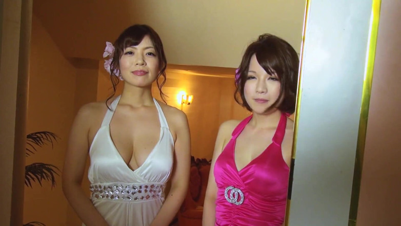 Caribbeancom: Two adorable cuties pleasing the same cock in the bathroom