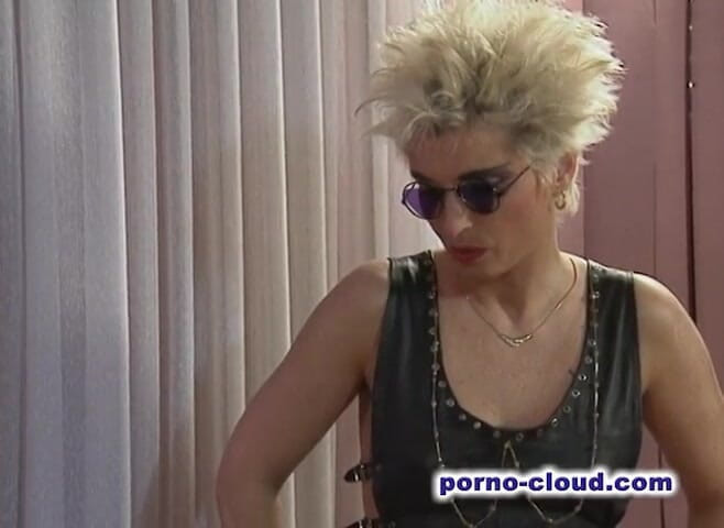 Porno Cloud: La MILF reçoit une double pénétration - DVD -