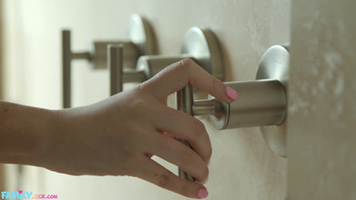 FamilyXXX: Skyler Storm yüzüne şeker dökülüyor