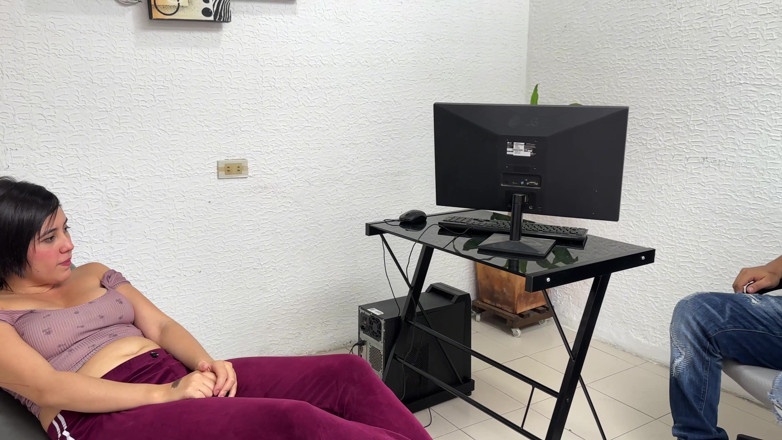 Manuela sex: Young Stranger Pretends to Be a Psychologist as an Excuse...