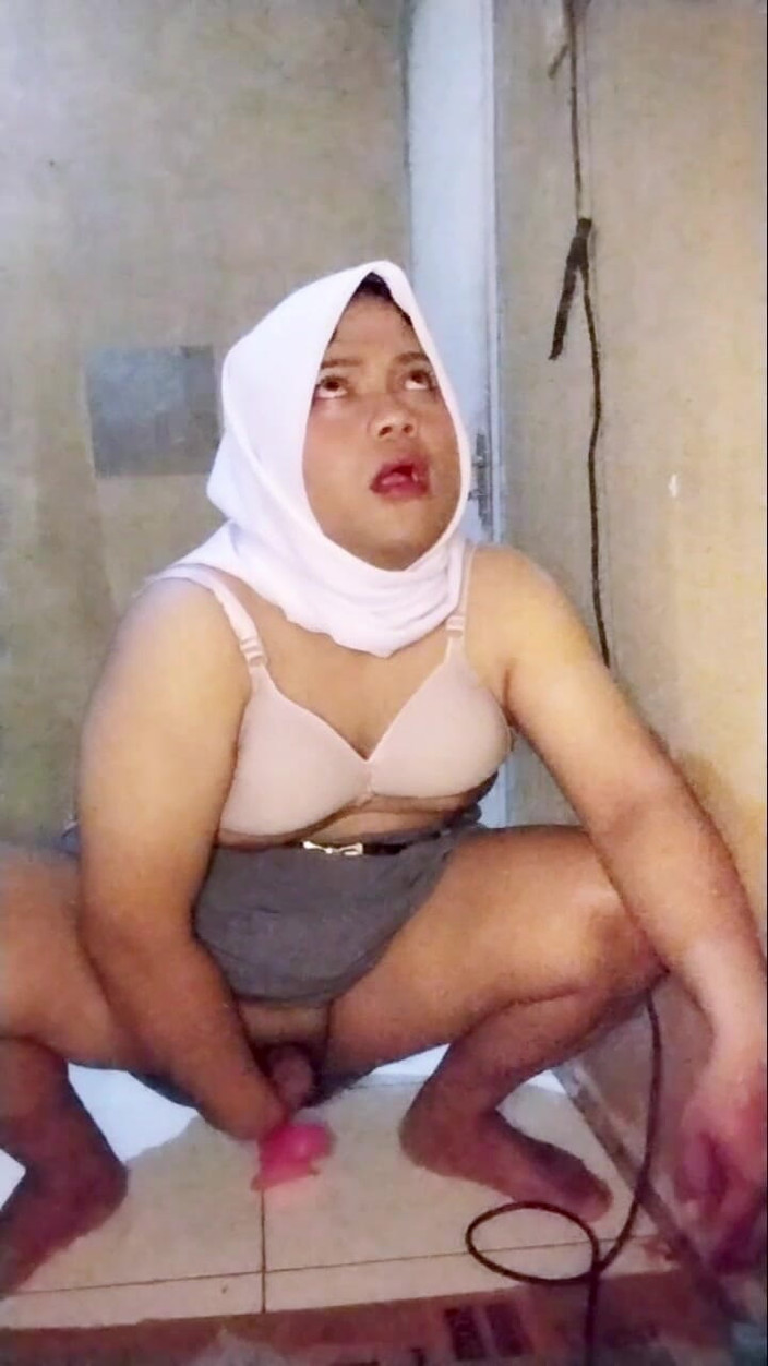 Ivvy Crossdresser: Hidžáb Waria nosí středoškolskou uniformu (znovu), Plní divoké fantazie jejích fanoušků