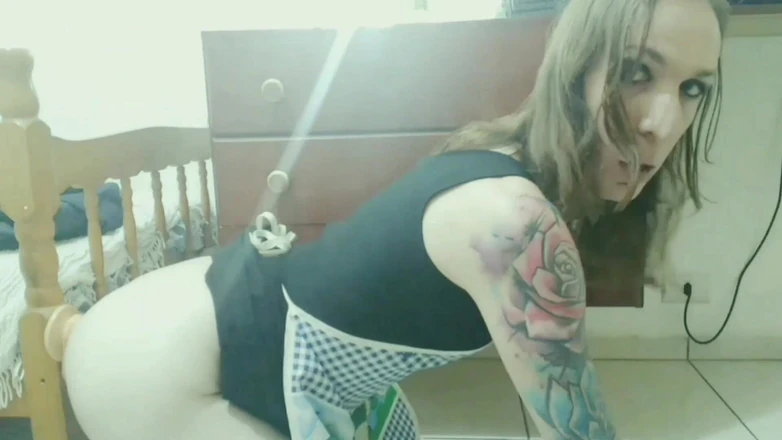 Sissy Aniya: Sissy aniya - पोशाक और एप्रन में tgirl गृहिणी