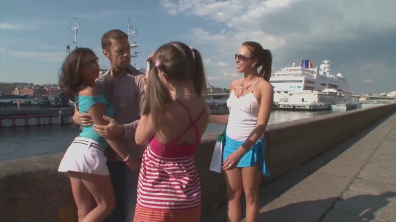 Double Trouble: İki seksi kız büyük yarakla götten sikiliyor