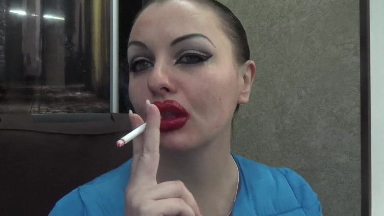 Goddess Misha Goldy: Maquillaje sexy de enormes labios rojos fumando