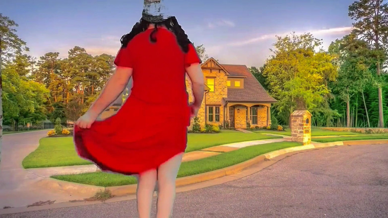 Kitty_Cross: Dolce ragazza trans piegata contro muro con un coy smile