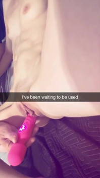 Жена курит и изменяет, пока дома одни и куколд ее мужа на Snapchat. Спермоприемная шлюшка не может остановить кончать