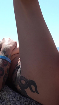 Tätowierte MILf Nery wird auf strandfelsen hart geritten