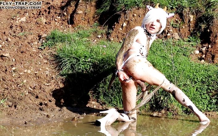 Cosplay Trap: Une vache en désordre piège dans la boue