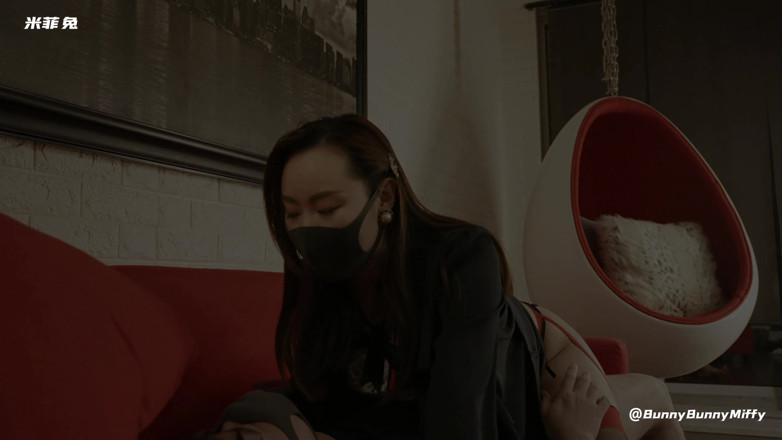 Bunny Miffy: Emlakçı müşterisini ayakla muamele ve seksle ev alması için baştan çıkarıyor