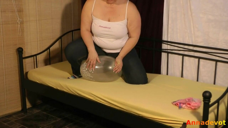 Anna Devot: Annadevot - Played with a large balloon