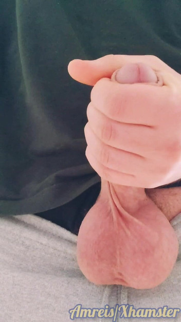 Amreis: Lelaki Menunjukkan Telur Melantun Dan Dipancut Mani Di Atas Meja...