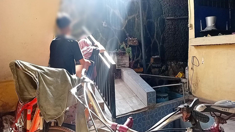 Famly sex: 그녀의 계모는 너무 흥분했다