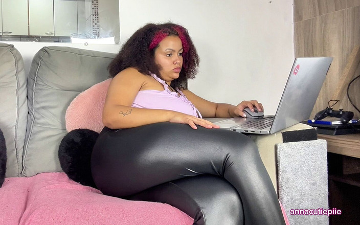 Cutiepiie Chubby: Mollig meisje scheten latend in strakke glanzende legging tijdens het...