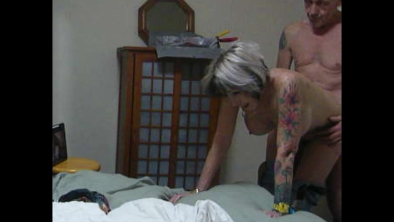 SilverFux: 발정난 늙은 하녀는 세탁을하기보다는 화가와 섹스하는 것을 선호합니다.