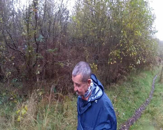 Andy: Rain Poncho aftrekken