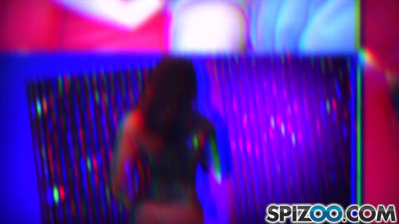 Spizoo: चैनल शरारती स्ट्रिपर