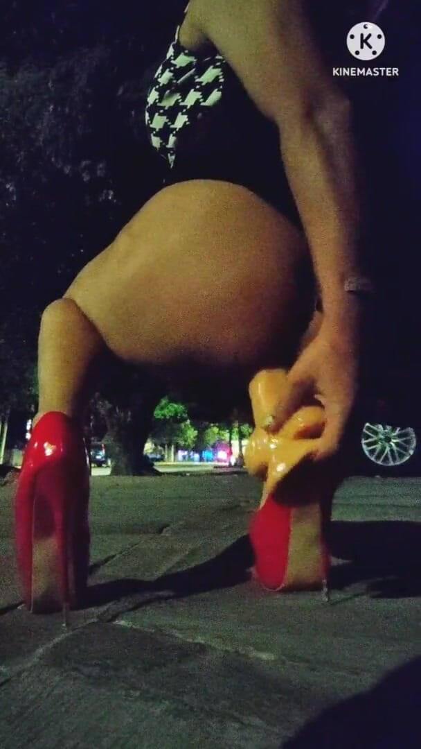 Traviezisha: Sissy-slet masturbeert haar kont met een dildo buitenshuis naast de...