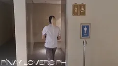 Cachonda maestra filipina follando en el baño público del centro comercial