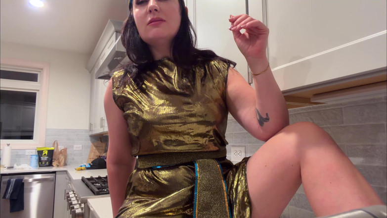 Kink in Time: Tilly Mcreese的古埃及打屁股仪式 4k 第一人称视角 女神 belches 等待！