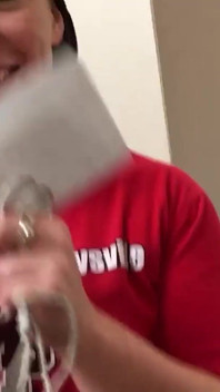Ela ficou nervosa do lado de fora do salão de tatuagem em seu aniversário