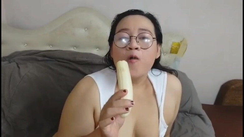 lustfullmolly: Cachonda esposa insertar plátano en el coño y comiendo