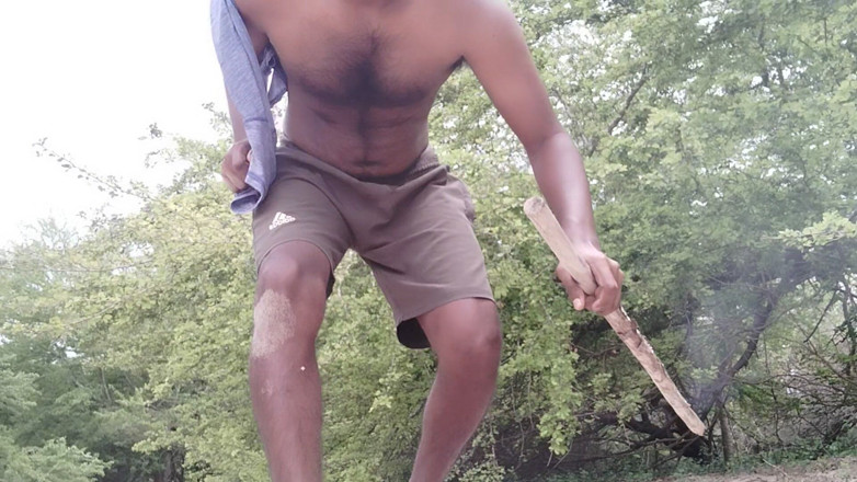 KUMBHA MANOJ KUMAR: Xhard op Dick, alleen in het bos