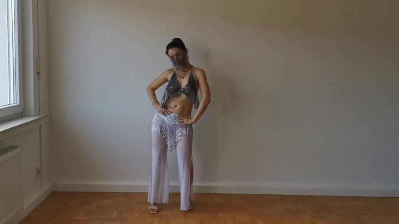 Kitty dancer: Striptease lento sensual de Bellydancer