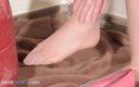 Foot Fetish HD: Christelle si sundá boty a ukazuje krásné nohy