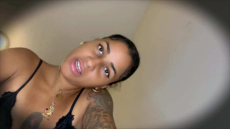 Mya Mula Goddess: Cuspir batismo