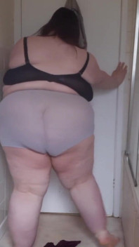 SSBBWシャワーストリップショー、裸になることができます