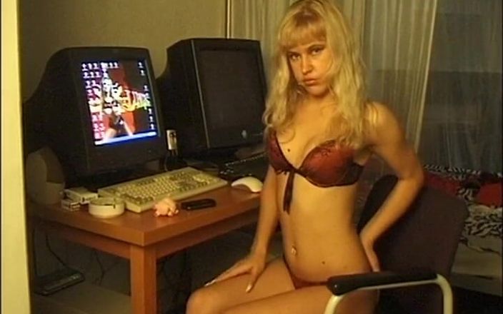 After college teen: Ugneの最初のポルノパフォーマンスは、あなたの喜びのために自分自身に触れるブロンドの売春婦です