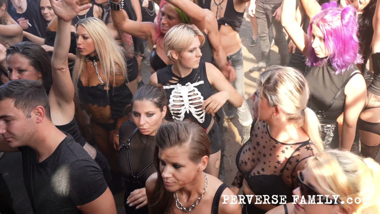 Perverse Family: Sapık aile 53.2 (4. sezon) festivalin 2. günü daha büyük ve daha iyi