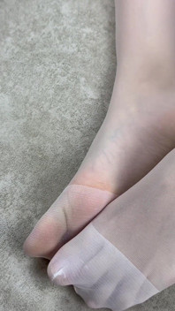 穿着白色丝袜的长腿独奏女孩