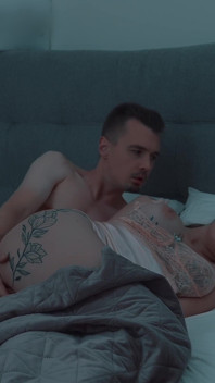 Proč Se Nevlastní Máma Probouzí S Ptákem Nevlastního Syna V Ruce Po Boji? Dostane Výstřik Na Obličej Ve Společné Posteli?