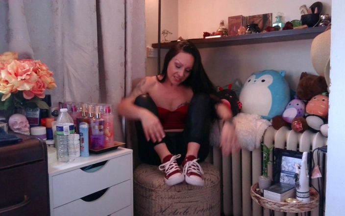 Raven Willow: Jag älskar att slicka mina egna fötter