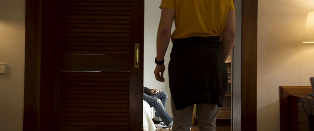 Verso Cinema: Heiße tätowierte teenagerin wird im dreier einer vorne, einer hinten